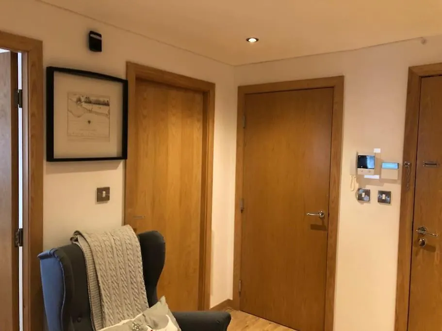 Modern Specious Three Bedroom Apartment In Edinburgh