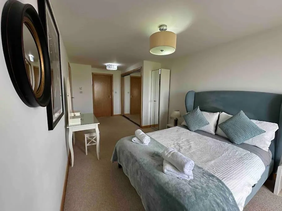 Modern Specious Three Bedroom Apartment In Edinburgh