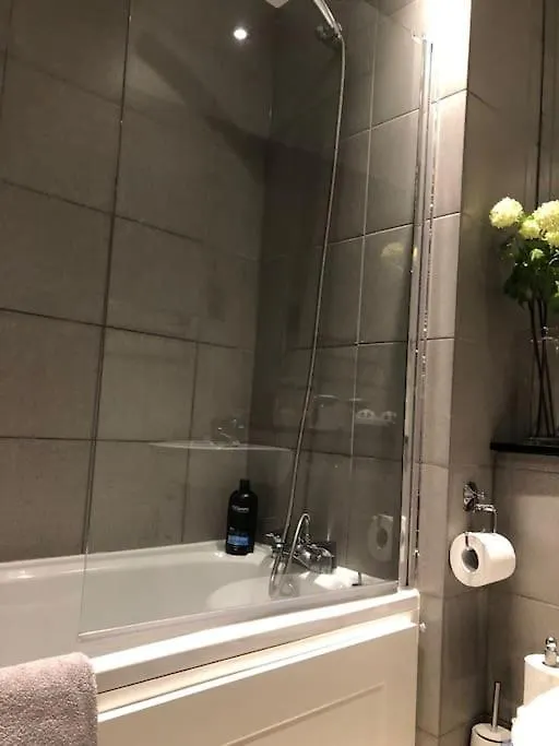Modern Specious Three Bedroom Apartment In Edinburgh 0*,  United Kingdom