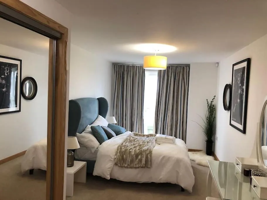 Modern Specious Three Bedroom Apartment In Edinburgh