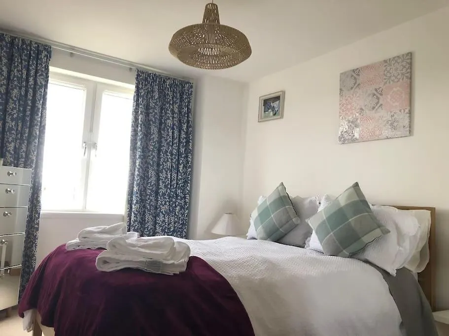 Modern Specious Three Bedroom Apartment In Edinburgh
