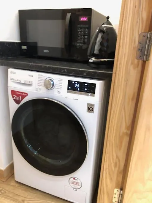 Modern Specious Three Bedroom Apartment In Edinburgh 0*,