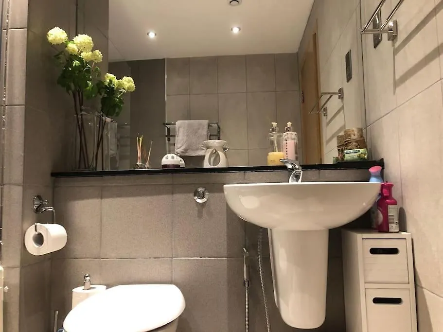 Modern Specious Three Bedroom Apartment In Edinburgh