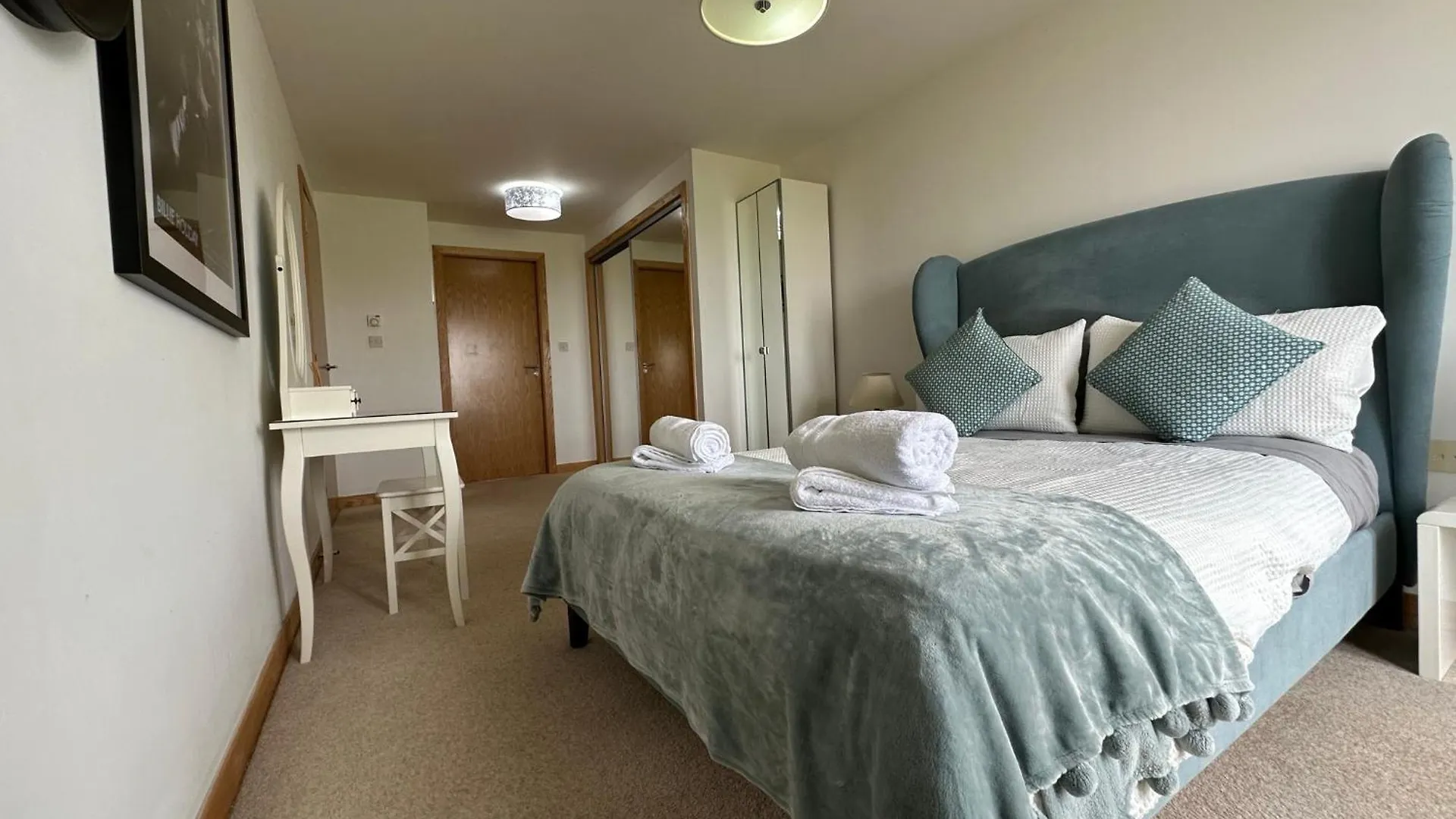 Modern Specious Three Bedroom Apartment In Edinburgh