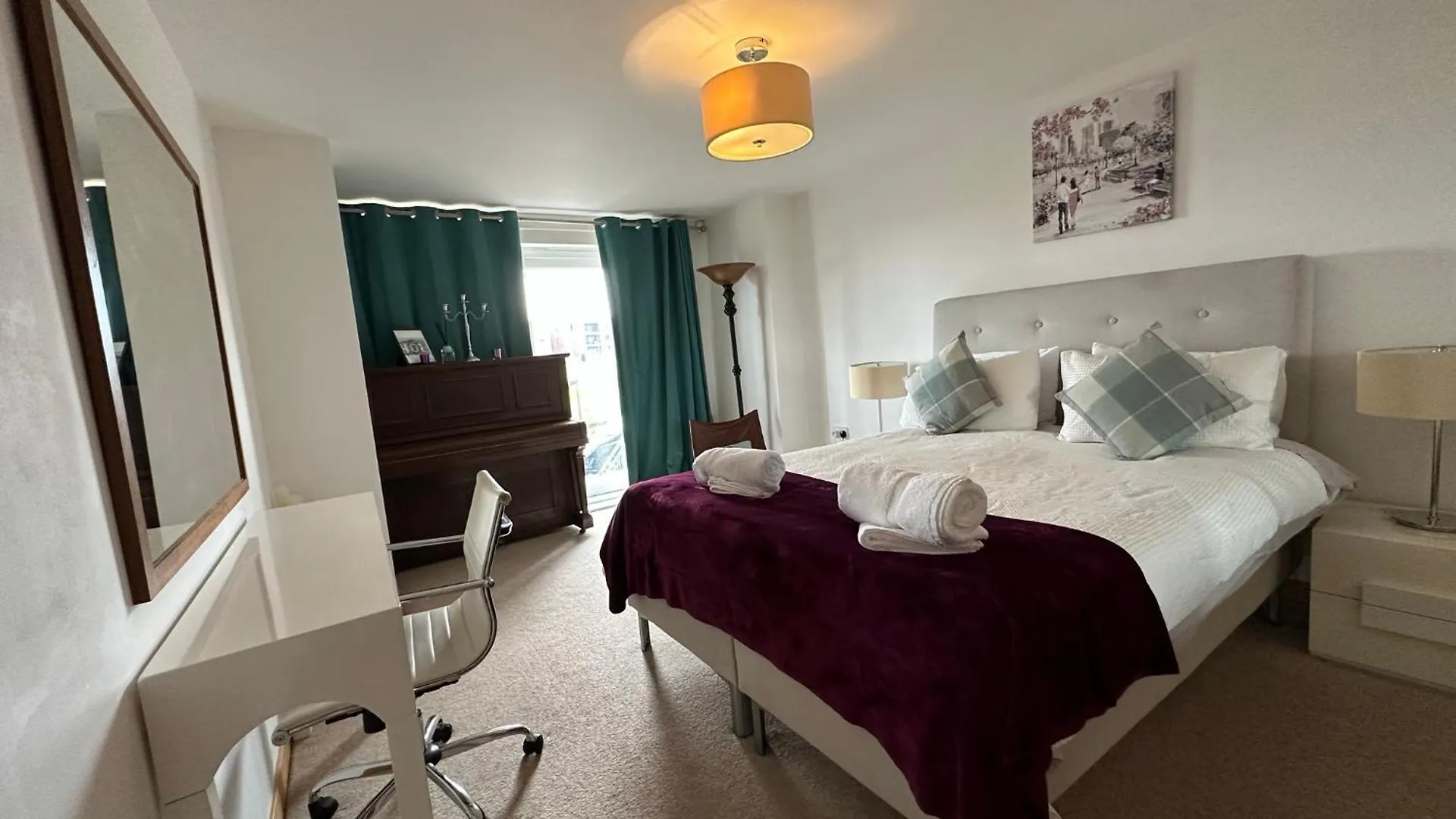 Modern Specious Three Bedroom Apartment In Edinburgh