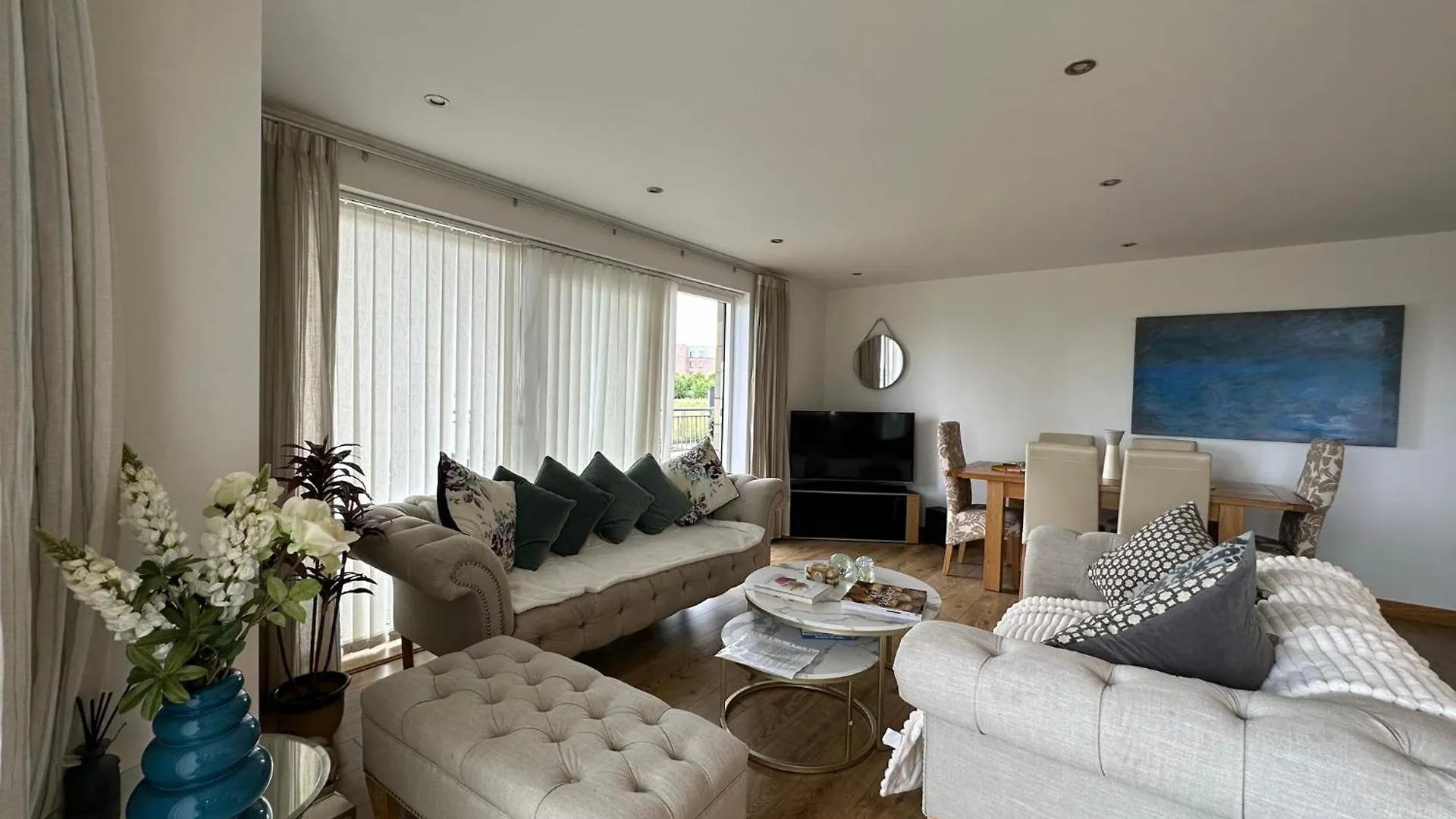 Modern Specious Three Bedroom Apartment In Edinburgh