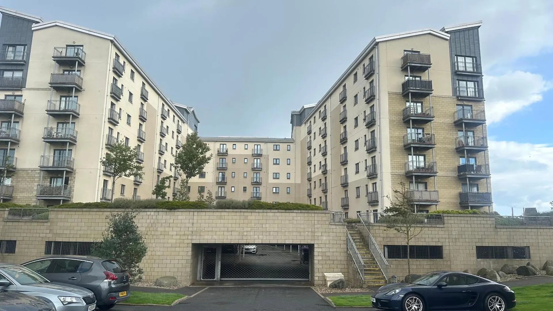 Modern Specious Three Bedroom Apartment In Edinburgh