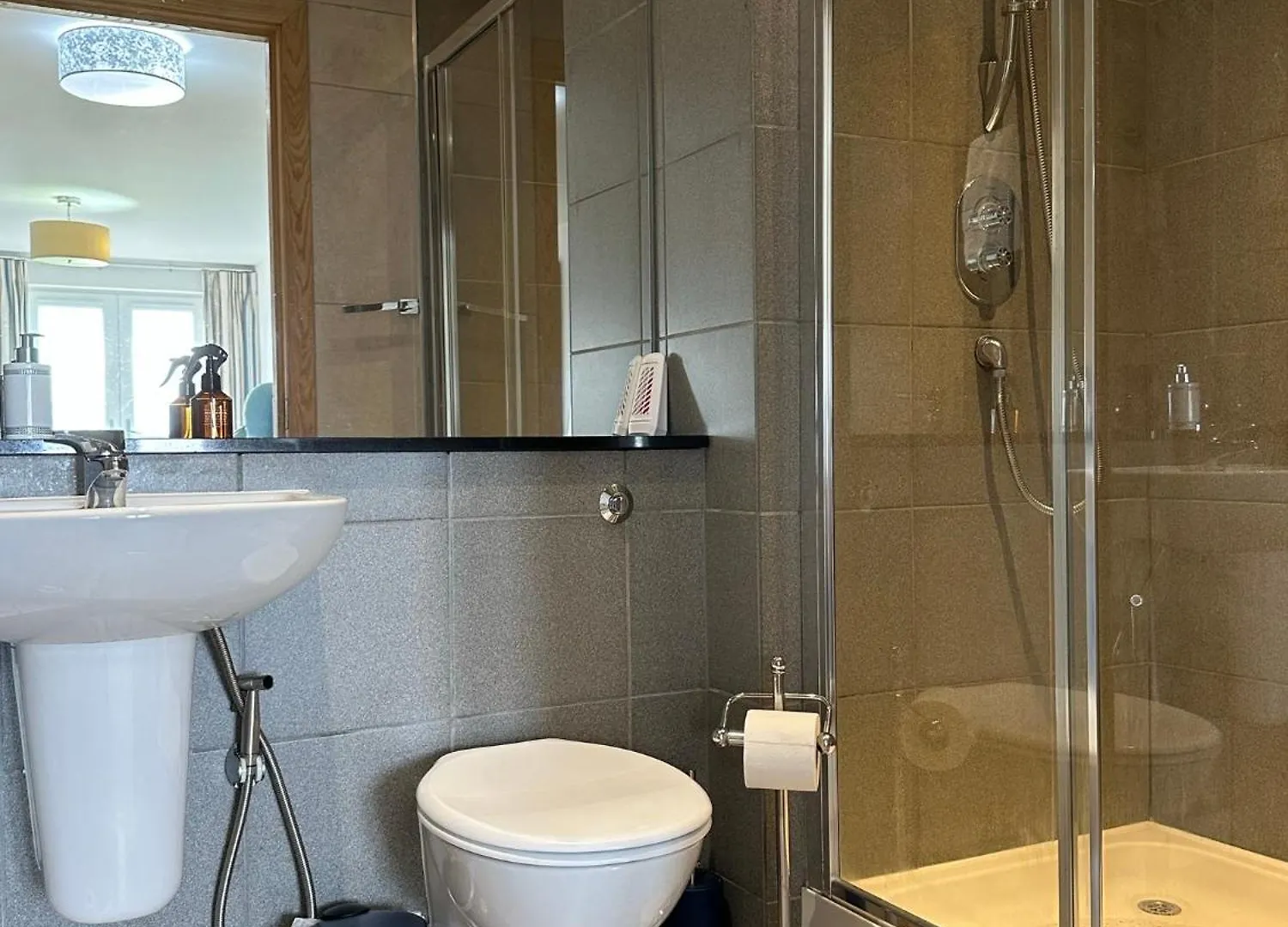 Modern Specious Three Bedroom Apartment In Edinburgh United Kingdom